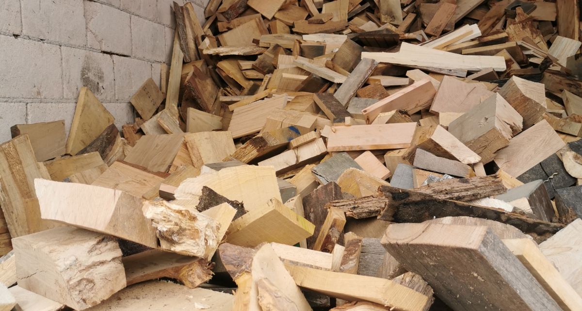 Holzabschnitte verschiedene Größen als Brennholz 
