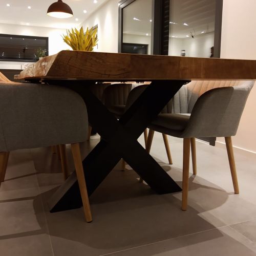 Esszimmertisch aus Eiche mit Baumkante und X-Beinen aus Stahl