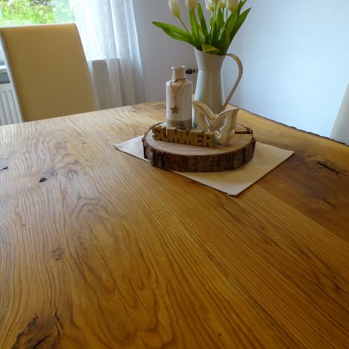 Eiche Tischplatte mit geschwungener Baumkante, geölte Oberfläche