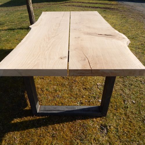Tischplatte im rohen Zustand (ungeölt) mit ungeschliffener Baumkante